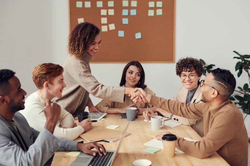 Personas revisando un diagrama de flujo impreso sobre una mesa de trabajo con carpetas y anotaciones.