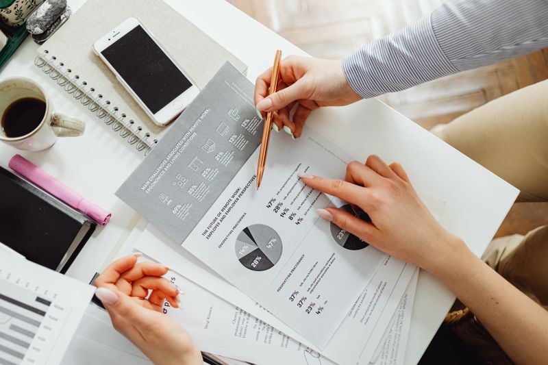 Planilla de control horario con anotaciones a mano y una calculadora sobre la mesa.